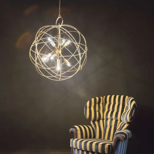 Lustre original boule au dessus d'un fauteuil 